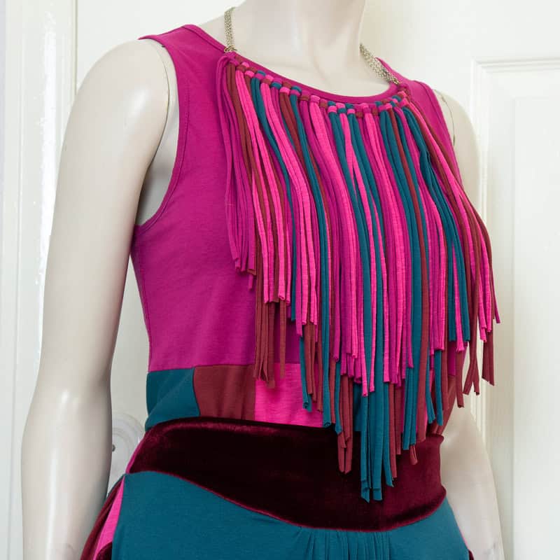 Detail of the fringe necklace